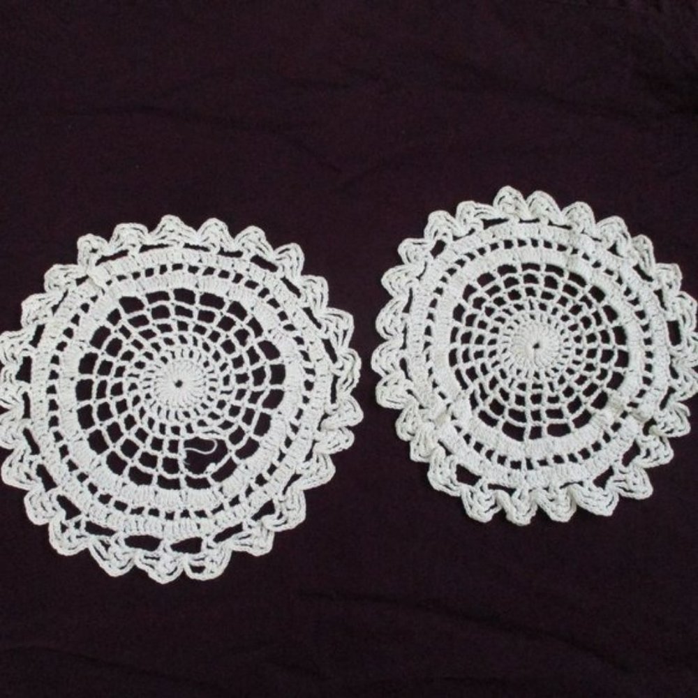 Vtg set of 2 crochet doilies